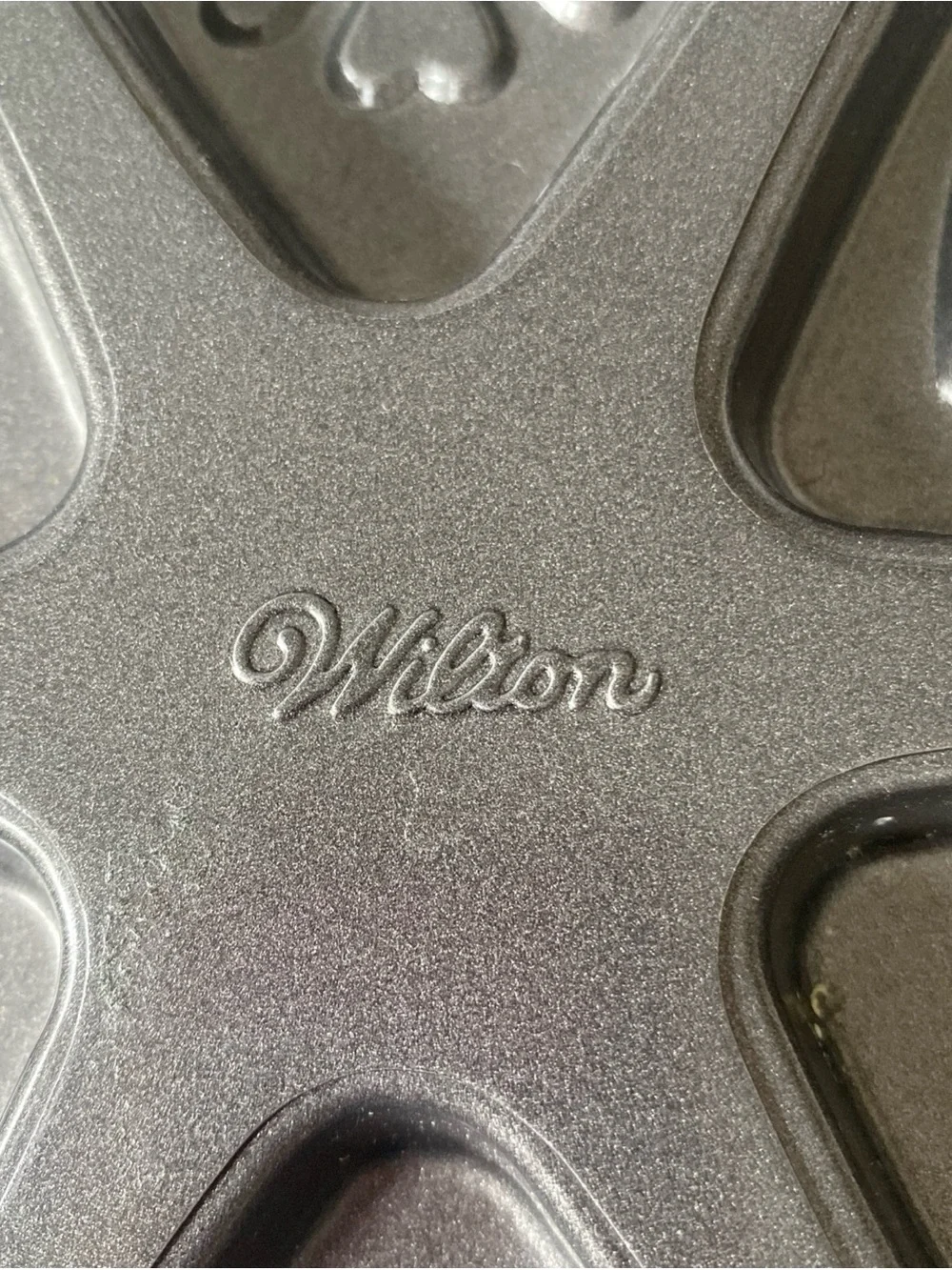 Wilton Heart-Shaped Multi-Cavity Nonstick Cake Pan - non stick 6 spaces 11” diam